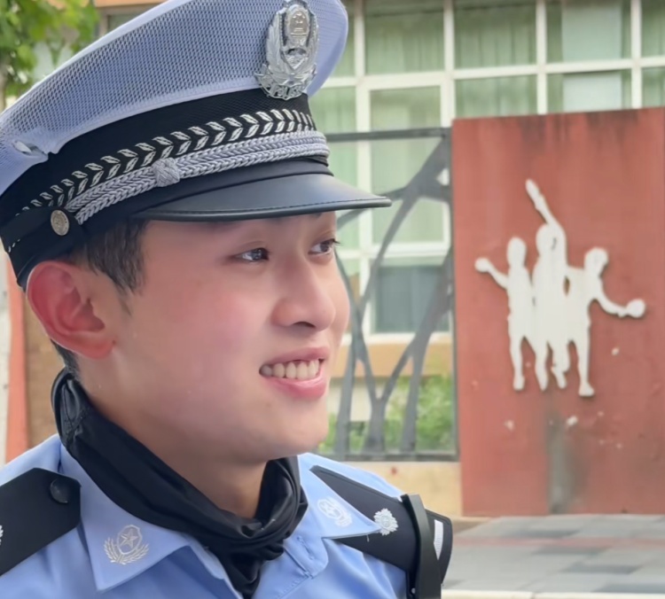 上海帅气交警“撞脸”演员张译,一个表情走红全网!网友:才知道为啥叫“卷卷”警官 上海帅气交警“撞脸”演员张译,一个表情走红全网!网友:才知道为啥叫“卷卷”警官
