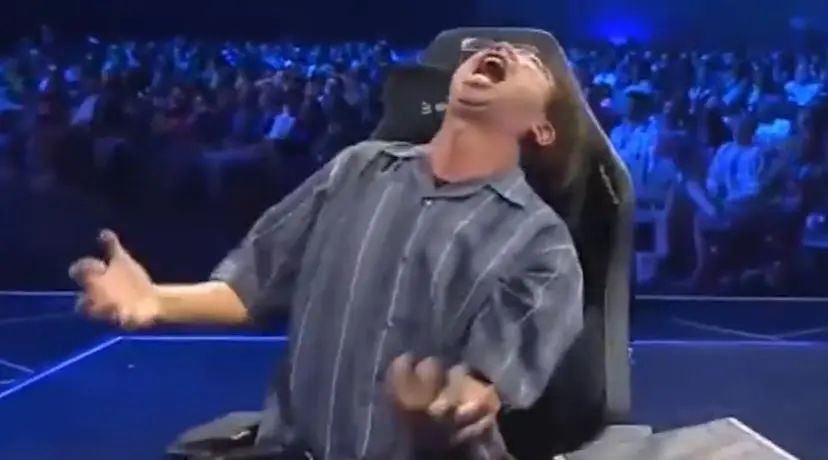 日本电竞选手失利后大崩溃:身体扭动无声咆哮,对手一脸蒙只好尬笑 日本电竞选手失利后大崩溃:身体扭动无声咆哮,对手一脸蒙只好尬笑