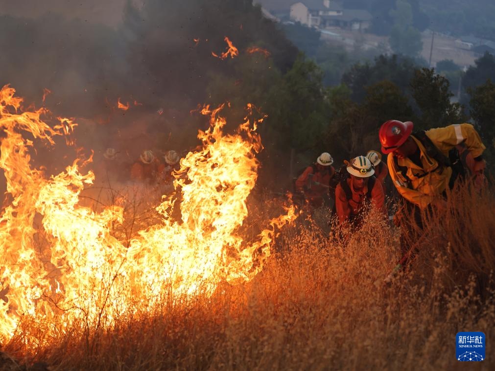 美国南加州山火蔓延 美国南加州山火蔓延