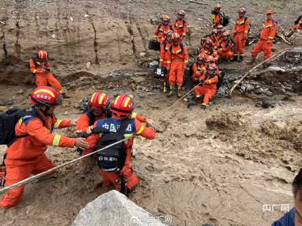 榆中山洪消防队绳渡找寻失联人员