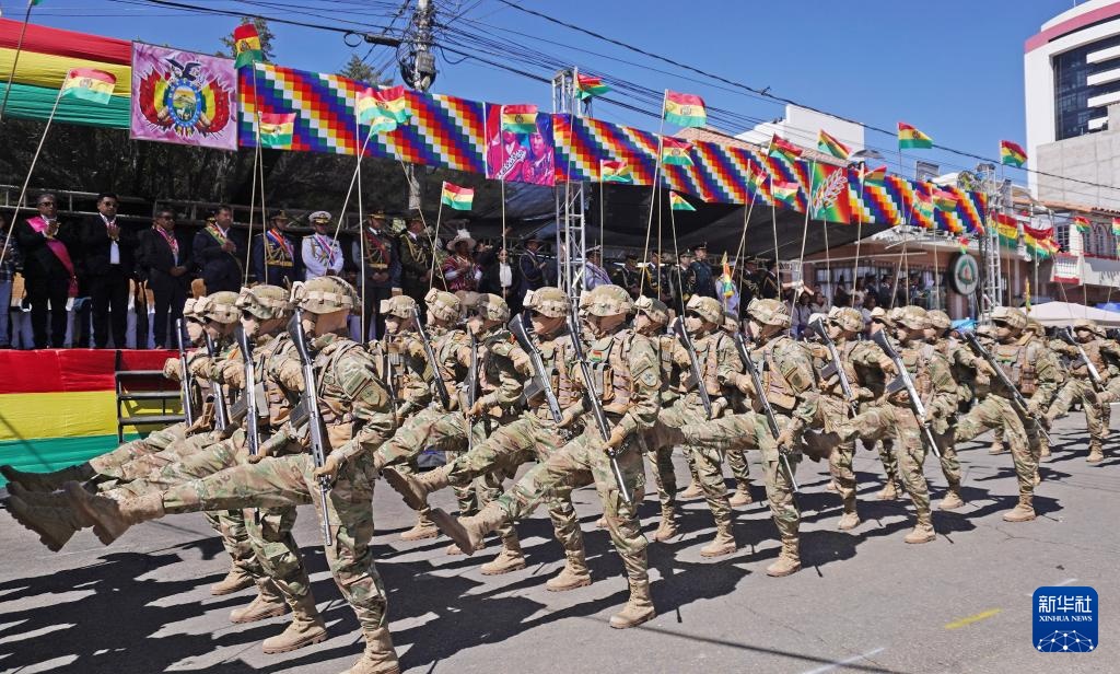 玻利维亚阅兵庆祝武装力量日
