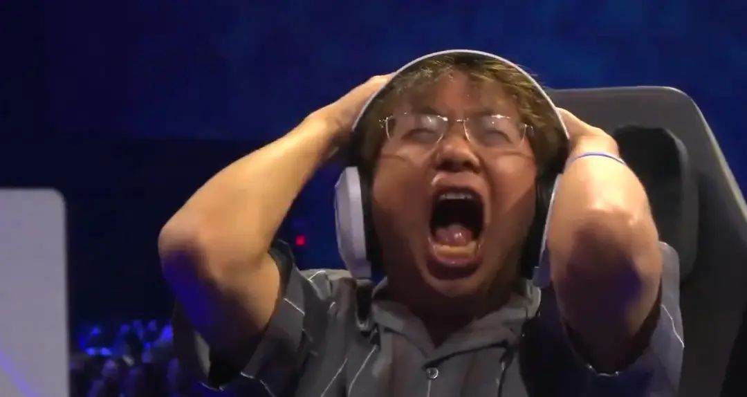 日本电竞选手失利后大崩溃:身体扭动无声咆哮,对手一脸蒙只好尬笑 日本电竞选手失利后大崩溃:身体扭动无声咆哮,对手一脸蒙只好尬笑