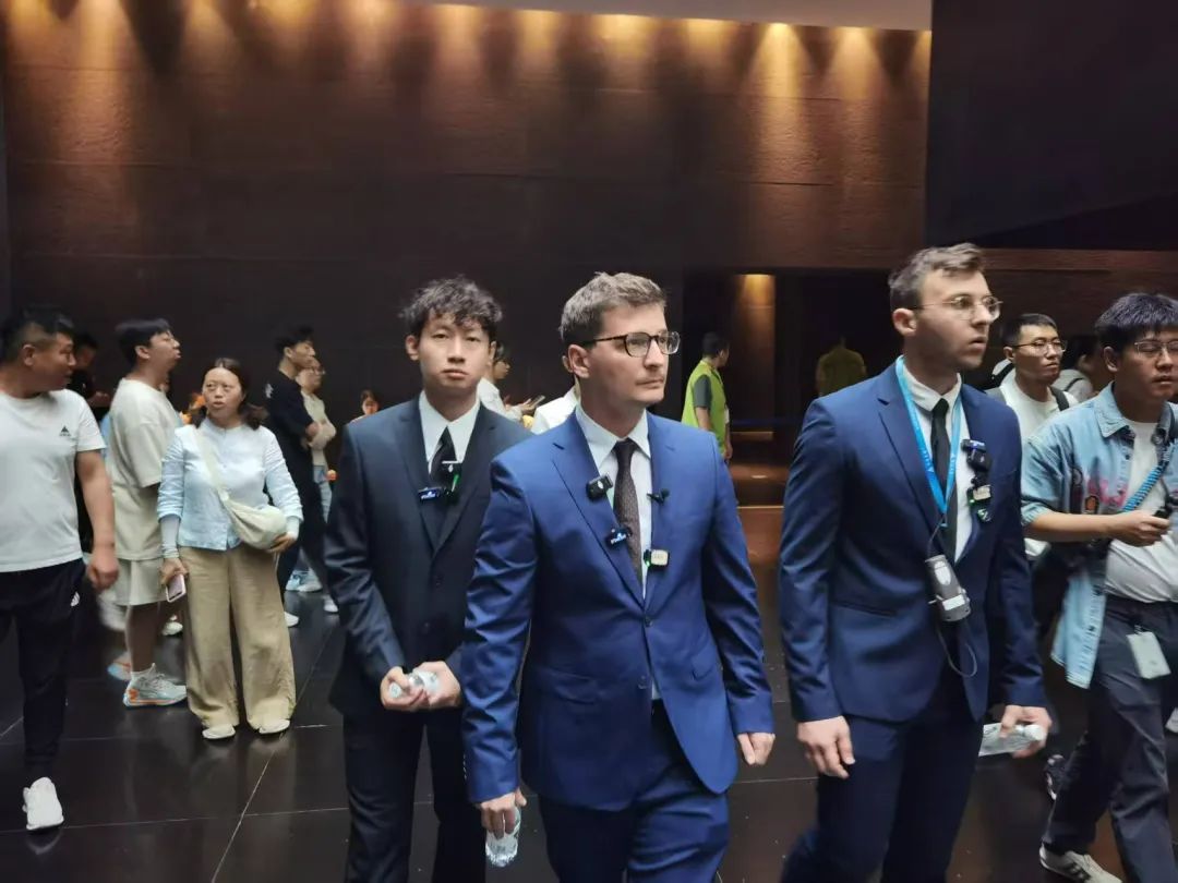 马库斯参观七三一部队罪证陈列馆,在留言板写下这句话 马库斯参观七三一部队罪证陈列馆,在留言板写下这句话