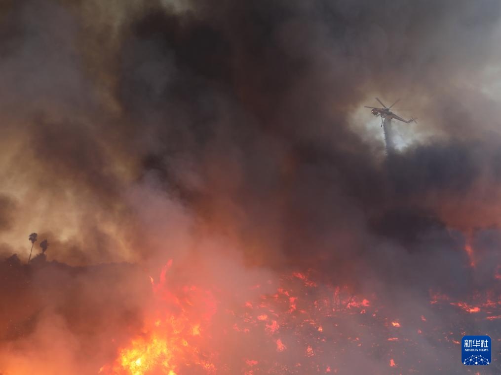 美国南加州山火蔓延 美国南加州山火蔓延
