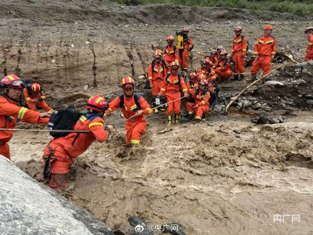 榆中山洪消防队绳渡找寻失联人员