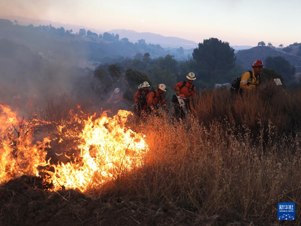 美国南加州山火蔓延 美国南加州山火蔓延