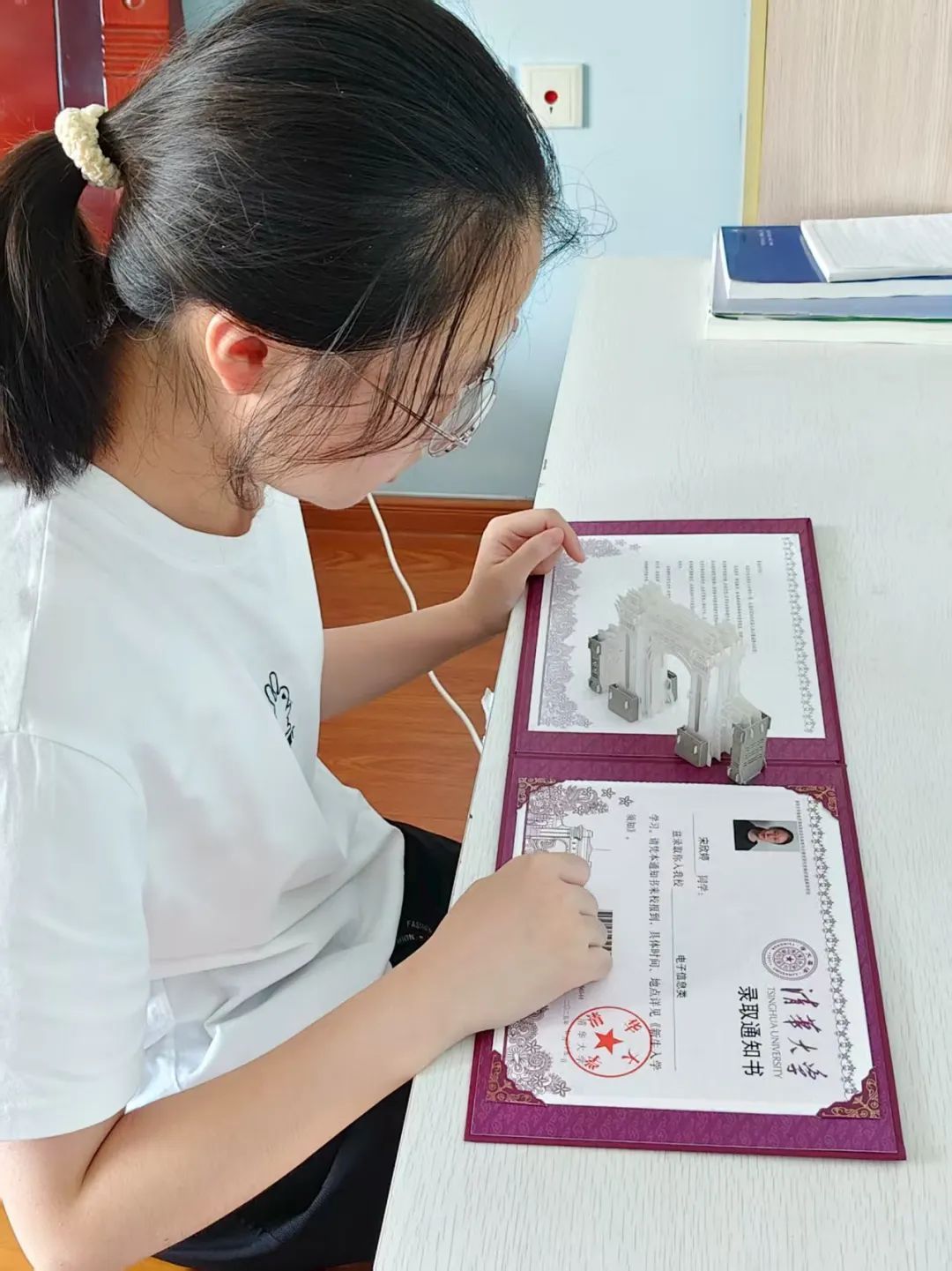 合肥姑娘正在打工，收到清华录取通知书