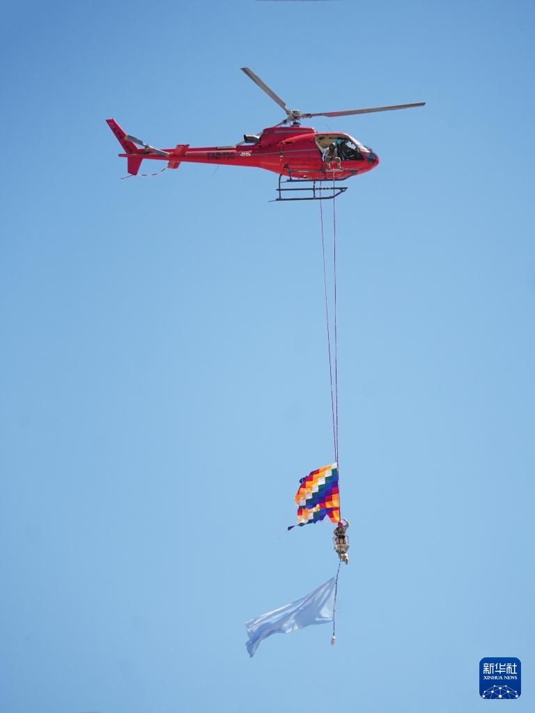 玻利维亚阅兵庆祝武装力量日