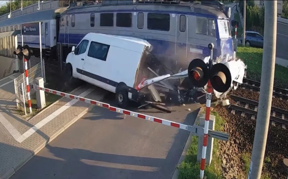 波兰一货车司机开错道，监控拍下撞上火车瞬间