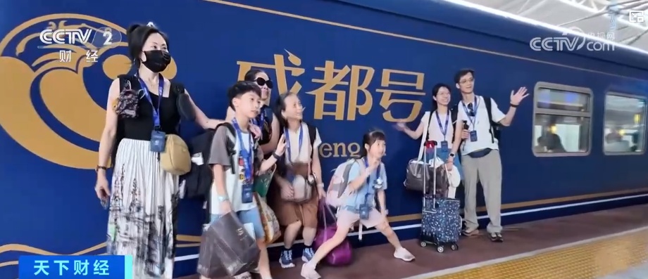 外国游客坐着火车游中国 特色专列解锁深度漫游新体验