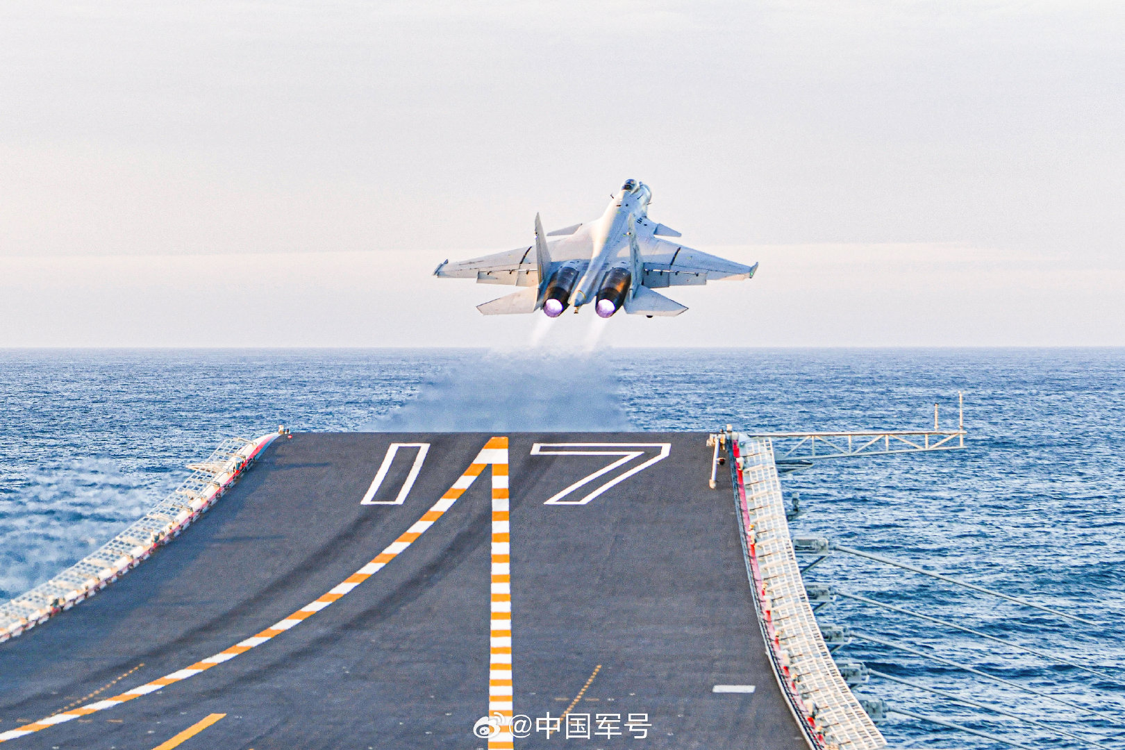 又见“飞鲨”！歼15从山东舰起飞壁纸上新