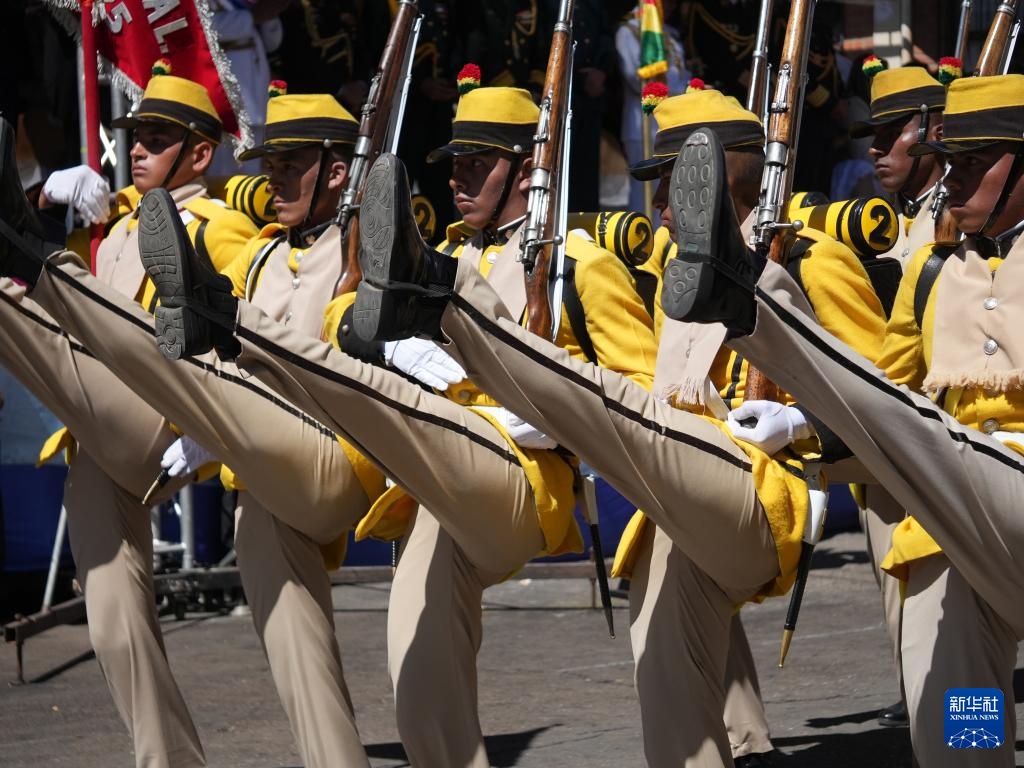 玻利维亚阅兵庆祝武装力量日