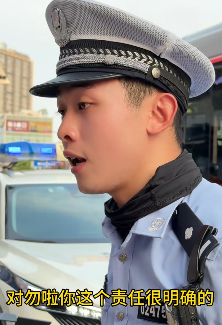 上海帅气交警“撞脸”演员张译,一个表情走红全网!网友:才知道为啥叫“卷卷”警官 上海帅气交警“撞脸”演员张译,一个表情走红全网!网友:才知道为啥叫“卷卷”警官