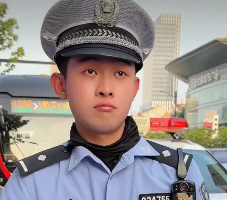 上海帅气交警“撞脸”演员张译,一个表情走红全网!网友:才知道为啥叫“卷卷”警官 上海帅气交警“撞脸”演员张译,一个表情走红全网!网友:才知道为啥叫“卷卷”警官
