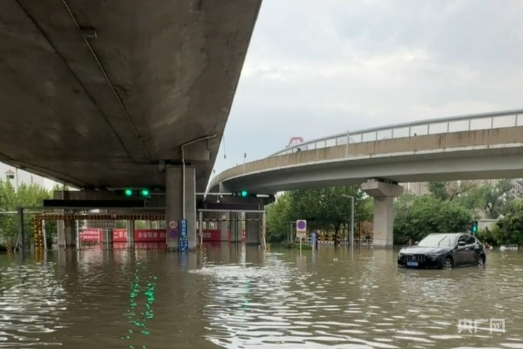郑州暴雨里的守护者:交警泡在浑水里执勤 不恢复正常不撤岗 郑州暴雨里的守护者:交警泡在浑水里执勤 不恢复正常不撤岗