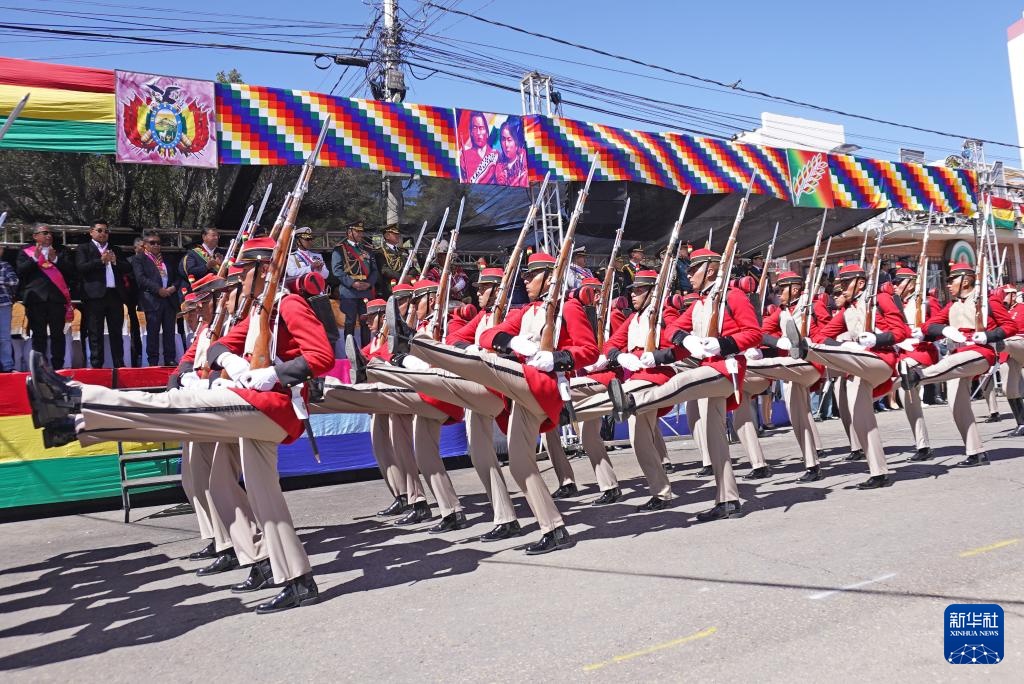 玻利维亚阅兵庆祝武装力量日
