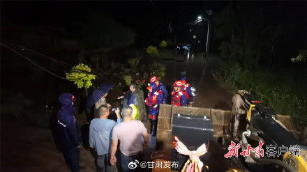 兰州榆中县遭遇强降雨 消防紧急转移疏散被困人员