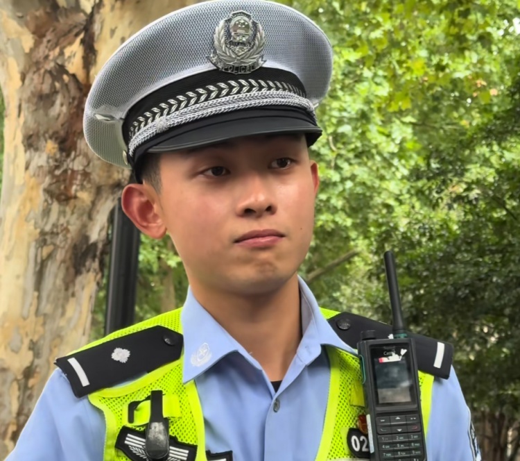 上海帅气交警“撞脸”演员张译,一个表情走红全网!网友:才知道为啥叫“卷卷”警官 上海帅气交警“撞脸”演员张译,一个表情走红全网!网友:才知道为啥叫“卷卷”警官