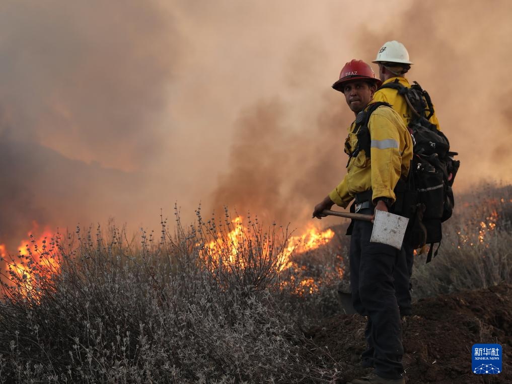 美国南加州山火蔓延 美国南加州山火蔓延