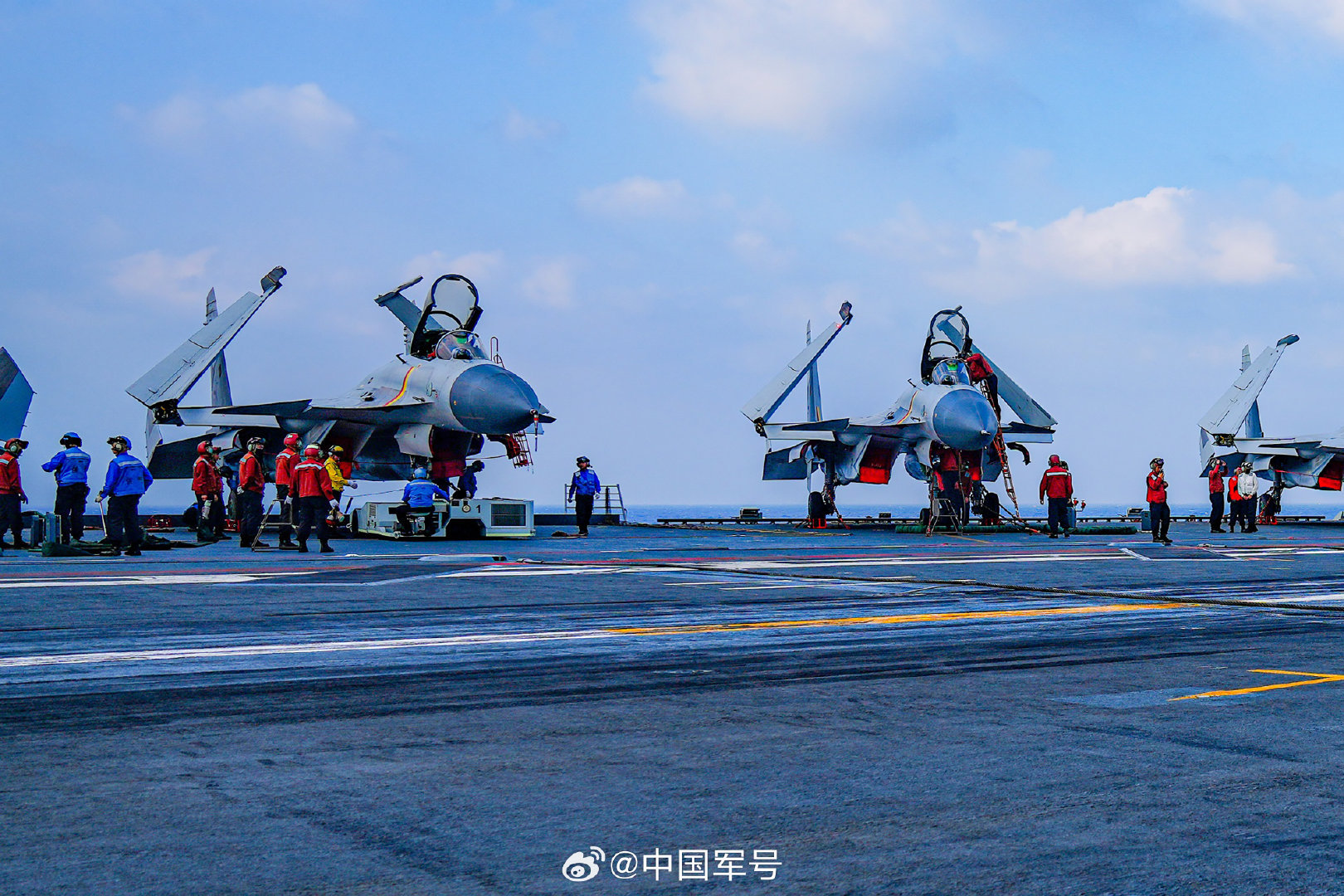 又见“飞鲨”！歼15从山东舰起飞壁纸上新