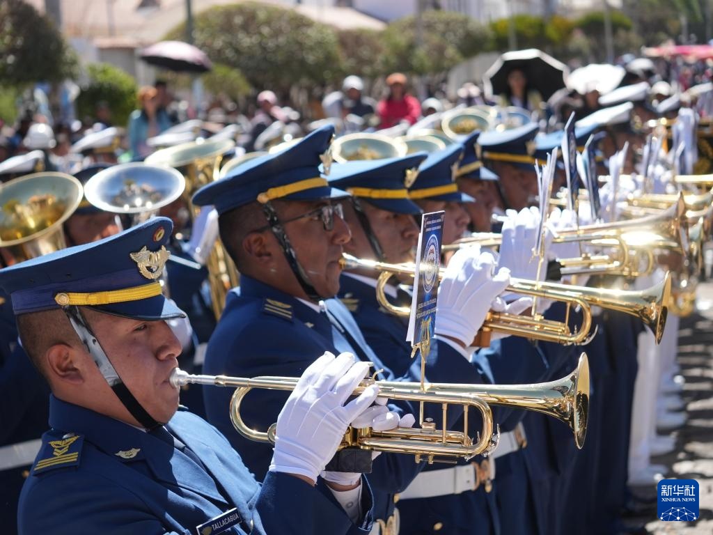 玻利维亚阅兵庆祝武装力量日