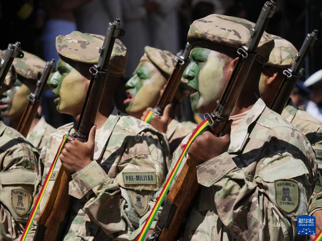 玻利维亚阅兵庆祝武装力量日