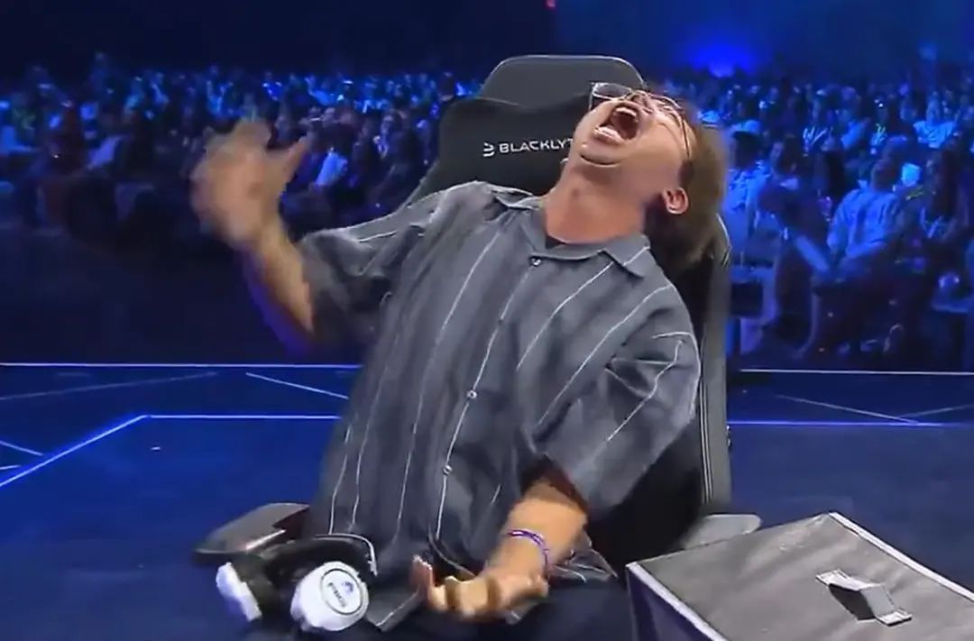 日本电竞选手失利后大崩溃:身体扭动无声咆哮,对手一脸蒙只好尬笑 日本电竞选手失利后大崩溃:身体扭动无声咆哮,对手一脸蒙只好尬笑