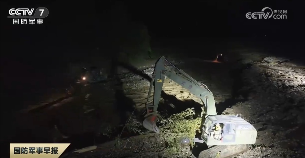 驻军部队官兵和民兵闻令而动 紧急奔赴受灾一线展开救援