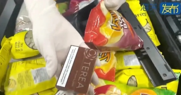 一名旅客入境厦门，携带9940支加热卷烟，在高崎机场被查！