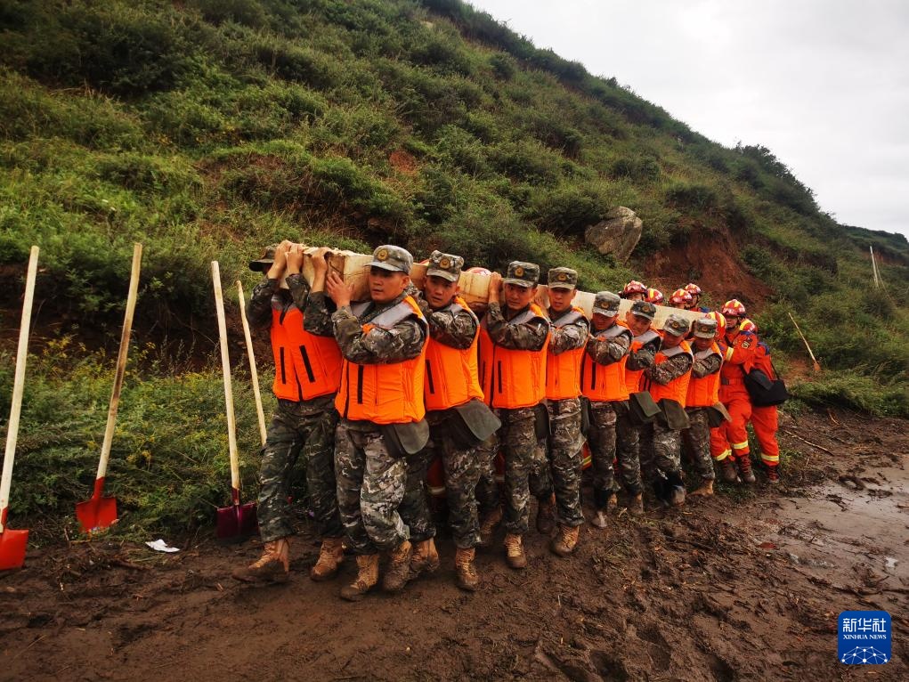 甘肃榆中：武警官兵持续奋战救灾一线