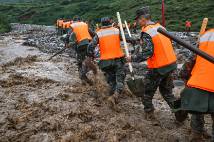 武警甘肃总队官兵紧急驰援甘肃兰州 武警甘肃总队官兵紧急驰援甘肃兰州