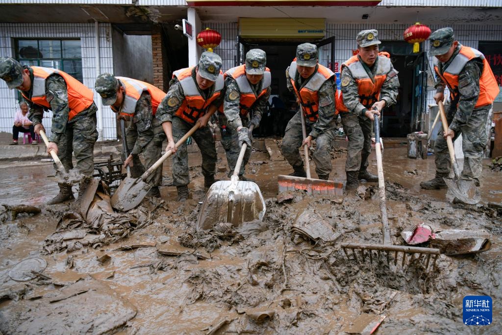 甘肃榆中：武警官兵持续奋战救灾一线