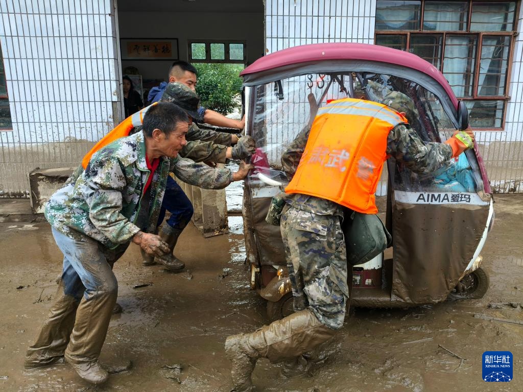 甘肃榆中：武警官兵持续奋战救灾一线