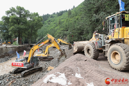 兰州榆中县：争分夺秒抢通受灾路段