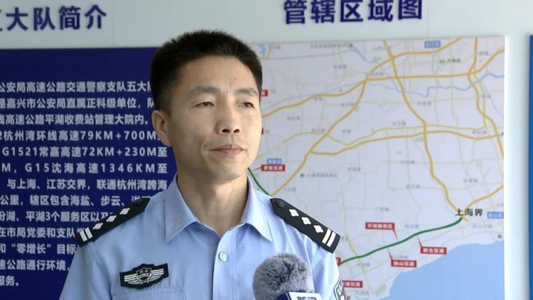 小夫妻开辅助驾驶拿话筒在高速上对唱！后座还坐着宝宝……交警：极大安全隐患