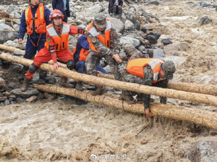 甘肃榆中发生山洪灾害，子弟兵紧急驰援