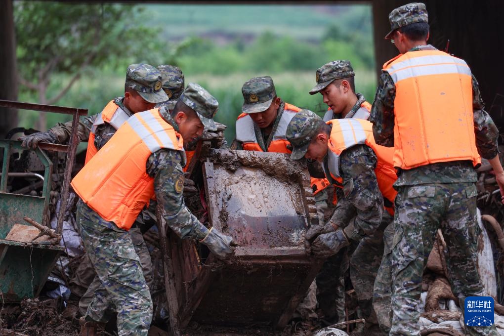 甘肃榆中：武警官兵持续奋战救灾一线