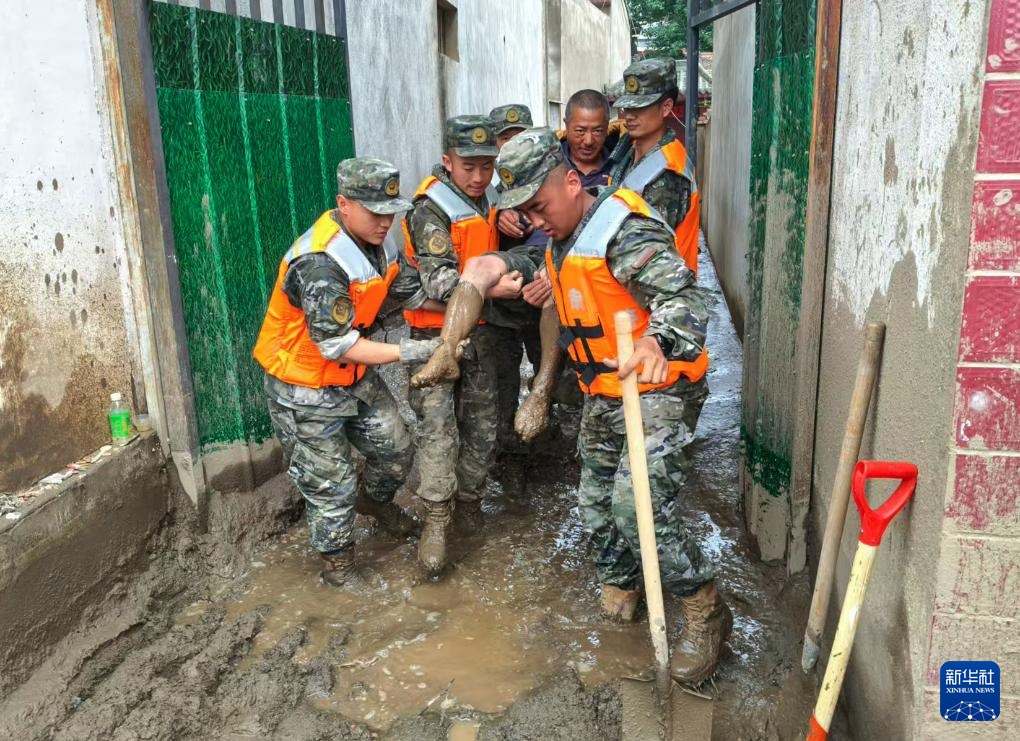 甘肃榆中：武警官兵持续奋战救灾一线