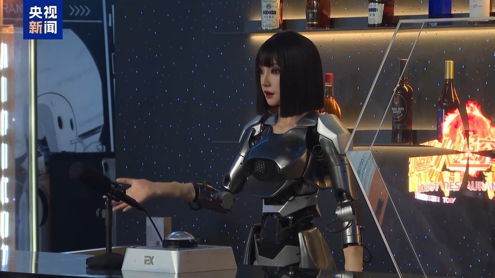 全球首家机器人4S店和机器人主题餐厅开业了！