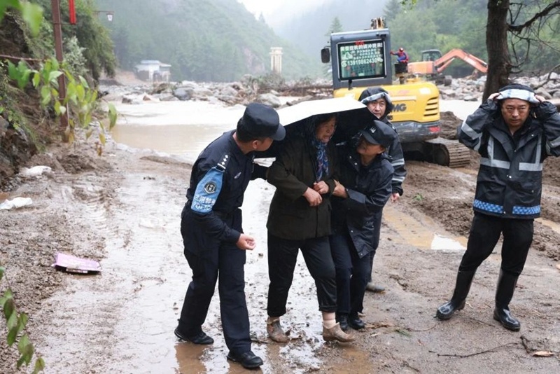 甘肃兰州榆中县山洪灾害救援：2700余名救援力量奋战一线