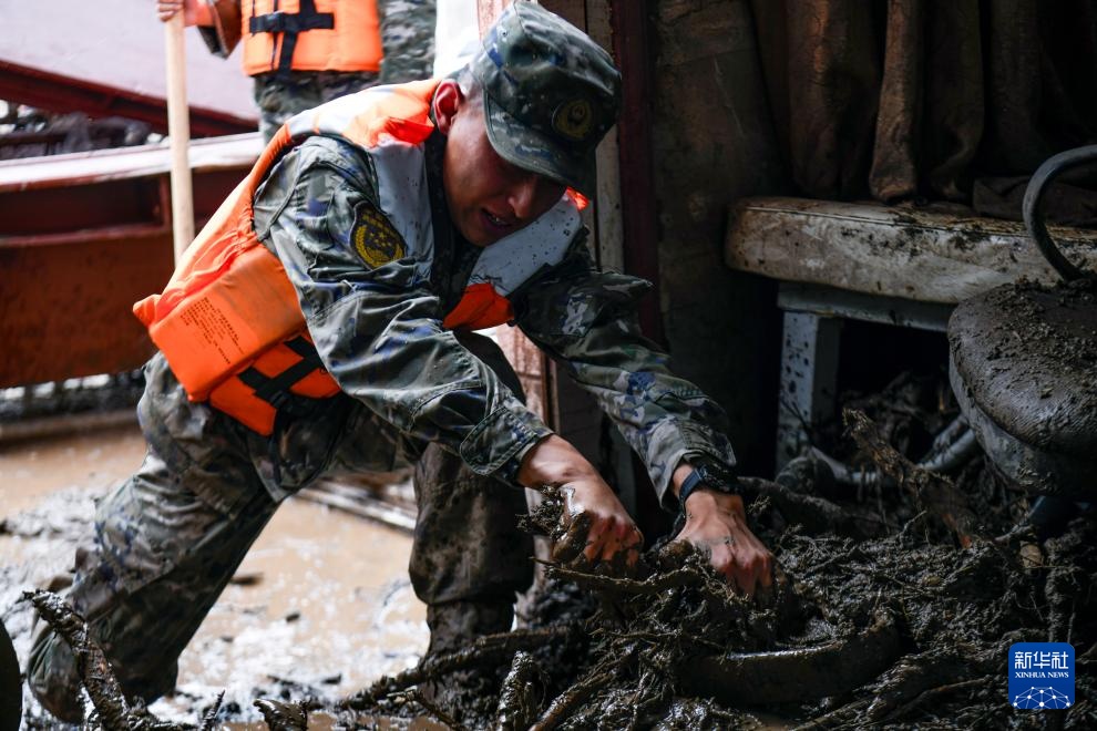 甘肃榆中：武警官兵持续奋战救灾一线