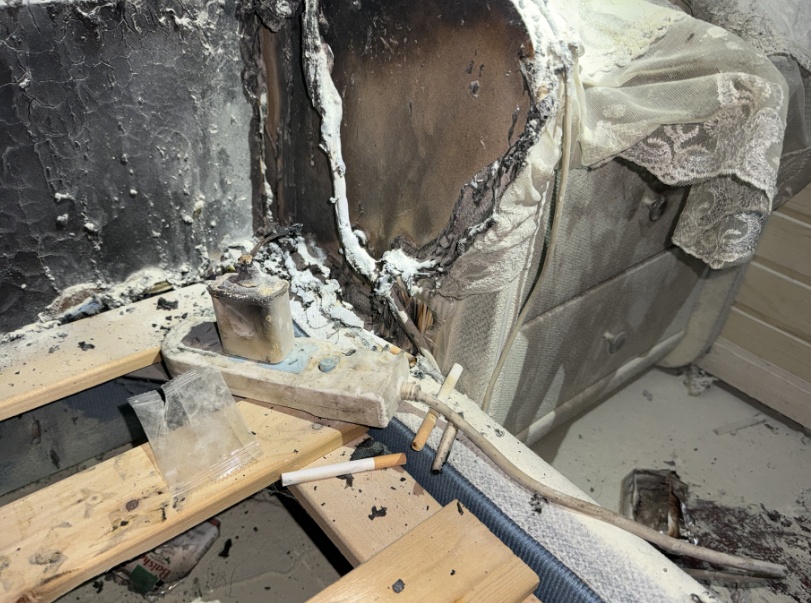 凌晨两点卧室爆炸了！男子洗澡出来傻眼