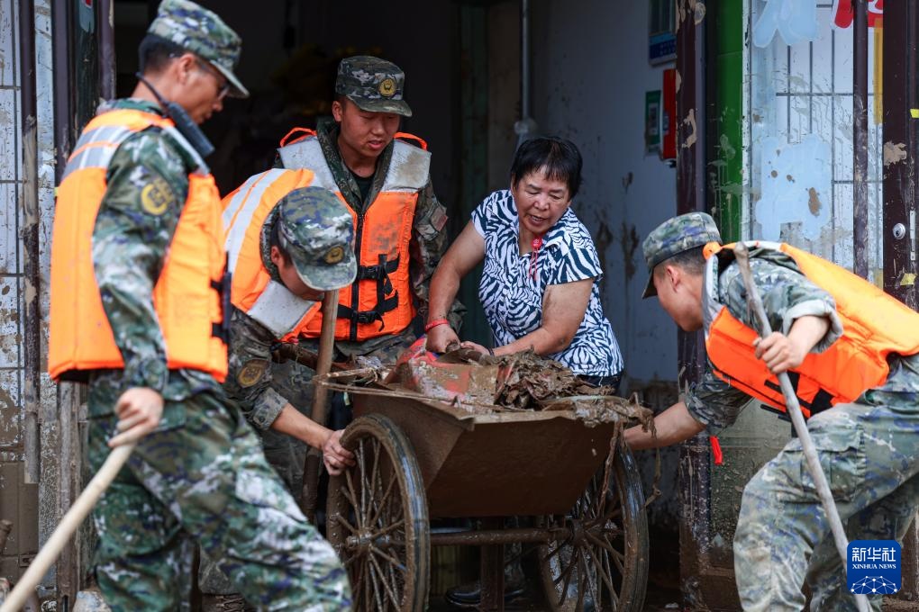 甘肃榆中：武警官兵持续奋战救灾一线