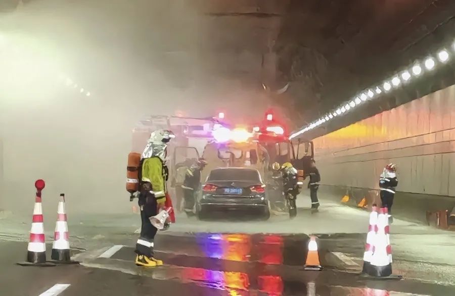 事发上海一隧道！晚高峰车辆突然自燃，众司机走“密道”弃车避险，有临产孕妇被困……