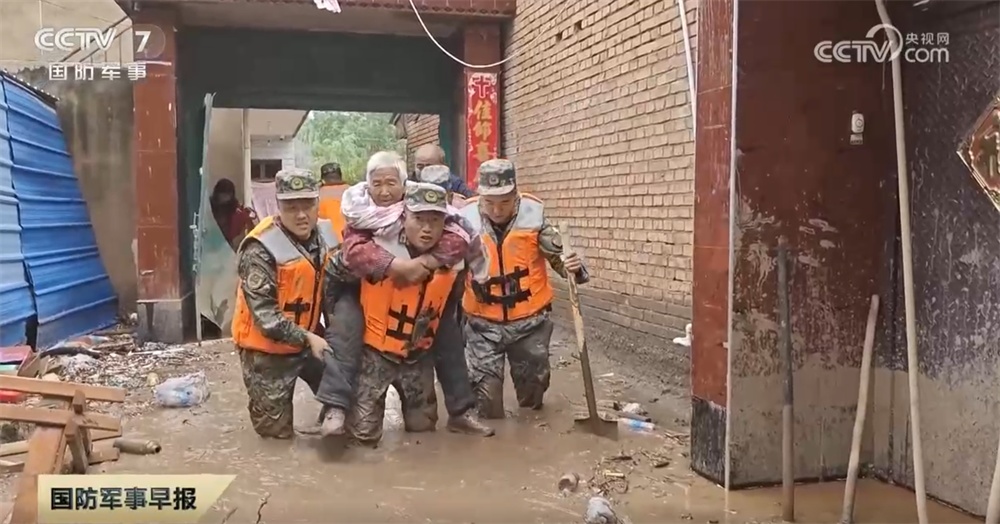 驻军部队官兵和民兵闻令而动 紧急奔赴受灾一线展开救援