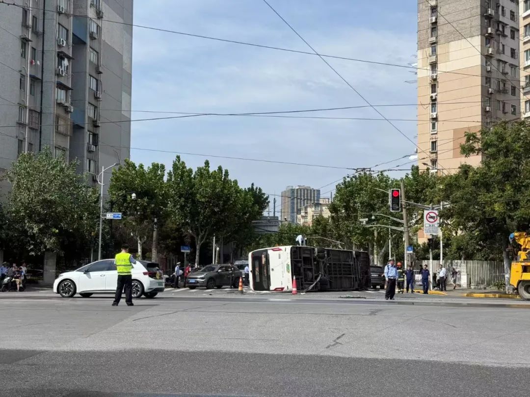 上海一公交车与土方车相撞后侧翻，乘客受伤被送医！事故经过查明→