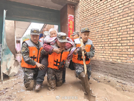甘肃榆中发生山洪灾害，子弟兵紧急驰援