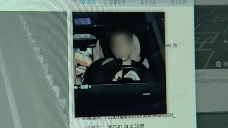 小夫妻开辅助驾驶拿话筒在高速上对唱！后座还坐着宝宝……交警：极大安全隐患