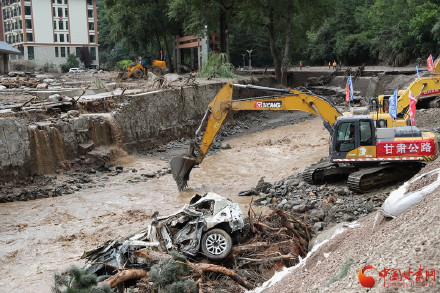 兰州榆中县：争分夺秒抢通受灾路段