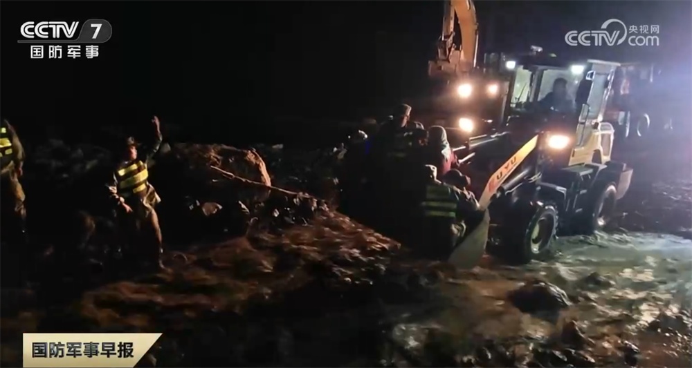 驻军部队官兵和民兵闻令而动 紧急奔赴受灾一线展开救援